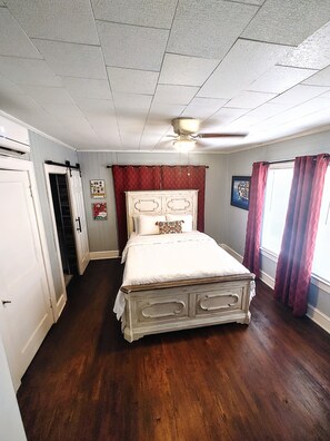 1 Schlafzimmer, Betten mit Memory-Foam-Matratzen, Schreibtisch, WLAN