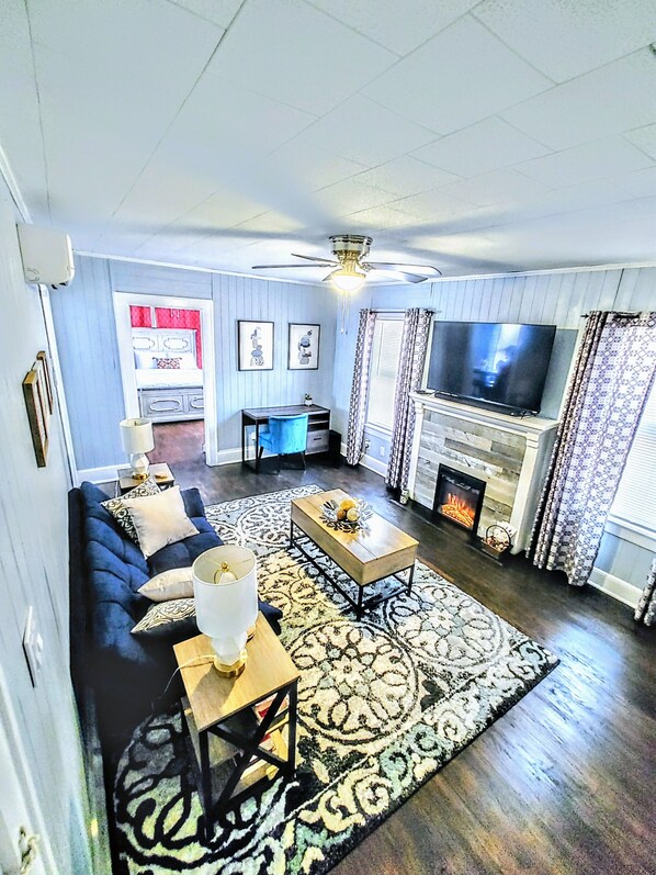 Smart-TV, Kamin, Stereoanlage