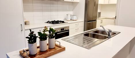 Kylskåp, mikrovågsugn, ugn och spishäll