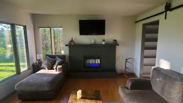 Een smart-tv en boeken