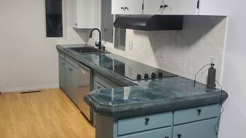 Een koelkast, een magnetron, een oven, een kookplaat