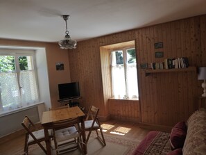 TV, books - Le Clos Mary at the foot of Puy Mary, ideally situated for hiking (Le Claux)