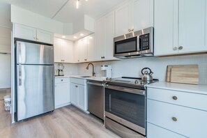 Refrigerador, microondas, horno y parrilla de estufa 
