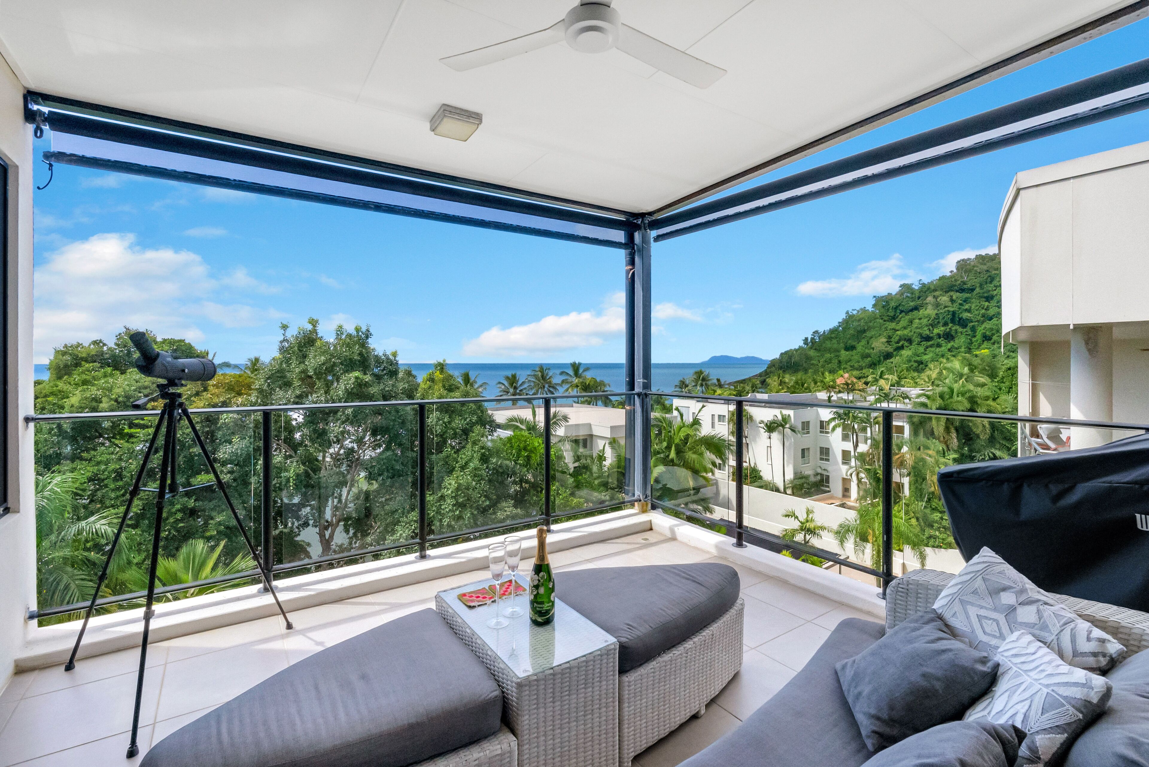 “Sea La Vie” 2 Bedroom Apartment, Amazing Views!