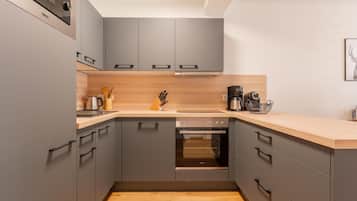 Een koelkast, een magnetron, een oven, een kookplaat