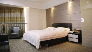 A hotel room with a bed, a chair, a nightstand, and a desk. - Haining Haodu Holiday Inn (Haining)