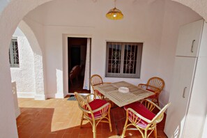Outdoor dining - Villa Eugeni - walk to beach, pool & sea views (Benissa)