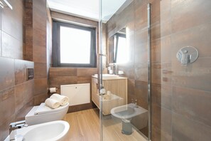ํจ๋ฐ๋ฆฌ ์ํํธ, ์นจ์ค 2๊ฐ (Boutique Apartment 8) | ์์ค | ์ค์ ์์ค, ํค์ด๋๋ผ์ด์ด, ๋น๋ฐ, ํ์