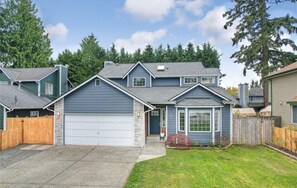 Exterior - Renovated Home w/ King Bed & office space (Everett)