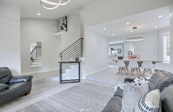 Smart TV, printers - Renovated Home w/ King Bed & office space (Everett)