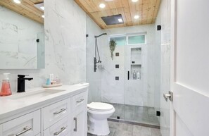 Badewanne, Haartrockner, Handtücher, Seife