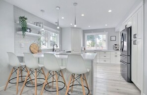 Fridge, microwave, oven, stovetop - Renovated Home w/ King Bed & office space (Everett)