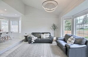 Smart TV, printers - Renovated Home w/ King Bed & office space (Everett)