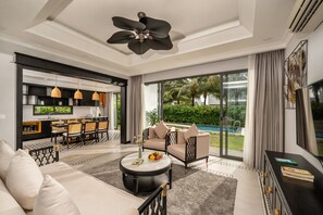 Villa, 2 soverom, privat basseng | Oppholdsområde | En 52-tommers LCD-TV med kabel-kanaler samt TV