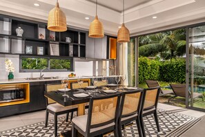 Villa, 3 chambres, piscine privée | Cuisine privée | Réfrigérateur, micro-ondes, bouilloire électrique