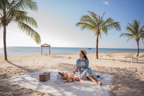 Privat strand, vit sandstrand, solstolar och parasoller