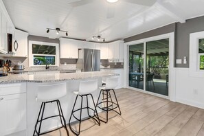 Kylskåp, mikrovågsugn, ugn och spishäll