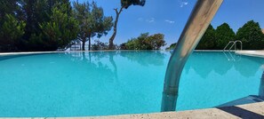 Alberca al aire libre por temporada y sombrillas en la alberca