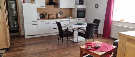 Refrigerador, placa de cocina, lavavajillas, cafetera/tetera