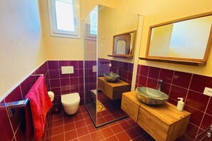 Dusche, Haartrockner, Bidet, Handtücher