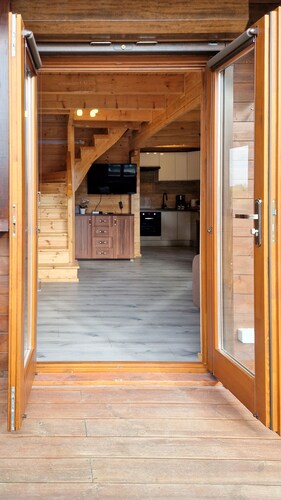 Ein modernes Haus mit großem Garten und Platz zum Entspannen +Spielen für Kinder