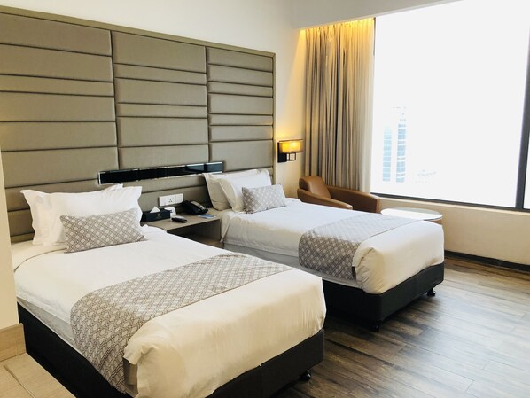 Phòng 2 giường đơn Deluxe, quang cảnh hồ | Minibar, két bảo mật tại phòng, bàn, phòng cách âm 