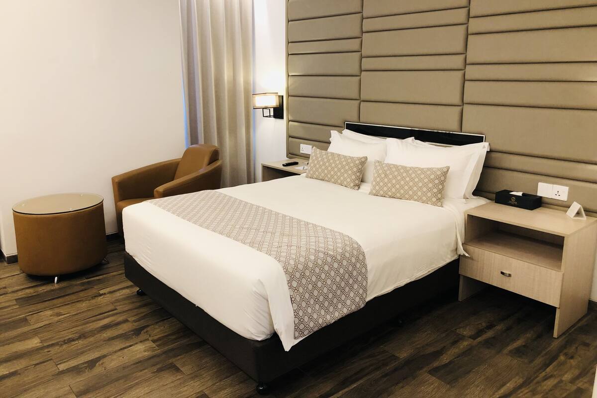 Minibar, két bảo mật tại phòng, bàn, phòng cách âm