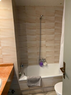 Badewanne, Haartrockner, Bidet, Handtücher