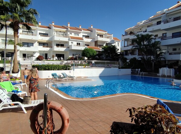 Outdoor pool, a heated pool - Apartment May Flowers in Los Cristianos (Arona)