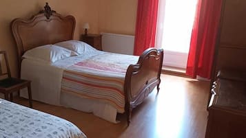 2 bedrooms, iron/ironing board, WiFi
