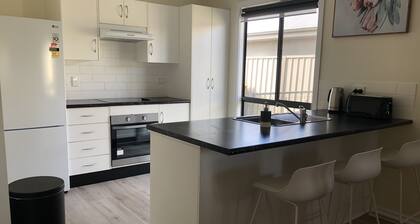 CandE on Wheelton-Centrally Located Holiday Getaway Home in Kingscote!