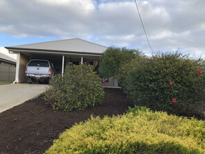 Property grounds - CandE on Wheelton-Centrally Located  Holiday Getaway Home in Kingscote! (kingscote)