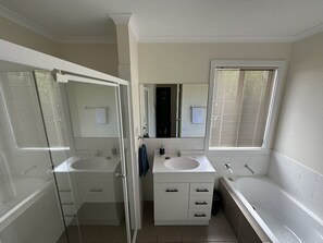 Bathtub, hair dryer, towels, soap - CandE on Wheelton-Centrally Located  Holiday Getaway Home in Kingscote! (kingscote)