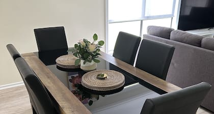 CandE on Wheelton-Centrally Located Holiday Getaway Home in Kingscote!