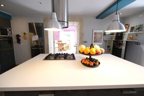 Fridge, microwave, oven, stovetop - Vacation rental CAUMONT SUR DURANCE LS6-409. (Caumont sur Durance)