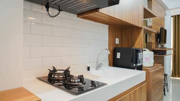 Studio | Private kitchen | Fridge, stovetop, cookware/dishes/utensils
