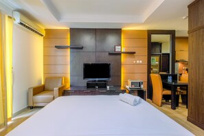Studio | Free WiFi - Fancy And Classic Studio Room At Bellezza Apartment (Jakarta)
