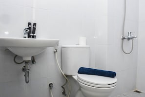 Studio | Salle de bain | Douche, articles de toilette gratuits, serviettes fournies
