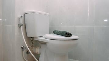 Studio | Bathroom | Shower, free toiletries, towels