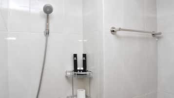 Studiolejlighed | Badeværelse | Bruser, gratis toiletartikler, håndklæder