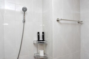 Ducha, artículos de tocador gratuitos, toallas