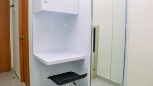 Une salle de bain avec un lavabo blanc, un porte-serviettes noir et une cabine de douche en verre.