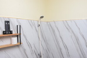 Estudio | Baño | Ducha, artículos de higiene personal gratuitos y toallas
