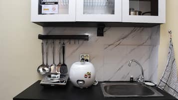 Studio | Private kitchen | Fridge, stovetop, cookware/dishes/utensils