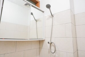 إستديو | حمام | تجهيزات دش، مستلزمات مجانية للعناية الشخصية، مناشف، شامبو