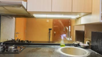 Studio | Private kitchen | Fridge, stovetop, cookware/dishes/utensils