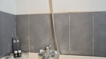 Studio | Bathroom | Shower, free toiletries, towels