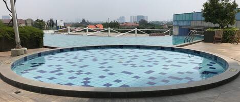 Kolam renang outdoor