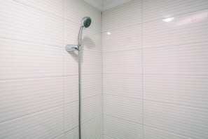 Studio | Badkamer | Een douche, gratis toiletartikelen, handdoeken