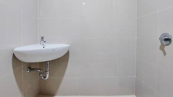 Studio | Bathroom